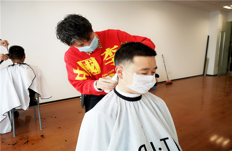 2020年2月21日，由于受疫情影响人生就是博八建特与专业造型公司联系，出资聘请三名优秀的“Tony”老师上门为员工免费理发    ，暖心之举得到了员工的赞誉。